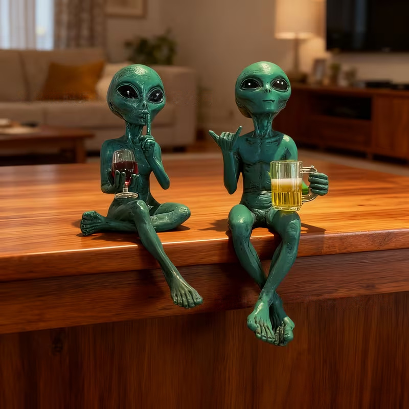 Wine Beer Garden - Lustige Alien-Statue, die Bier und Wein